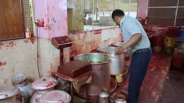 2016年4月6日インド バンガロール 石鹸工場内の労働者によるスチール ジャグに液体のエッセンスを注ぎ 計量するという見解 — ストック動画