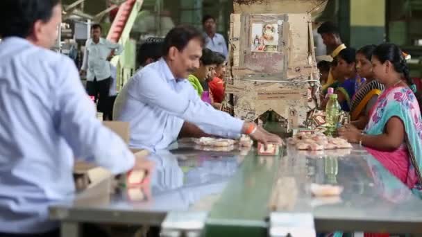 Bangalore Indie Kwiecień 2016 Widok Szczęśliwych Pracowników Pakujących Sortujących Mydła — Wideo stockowe