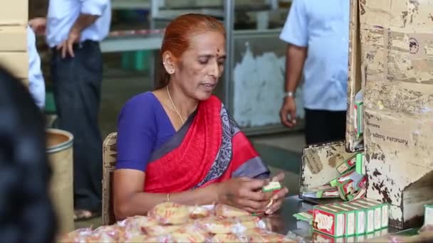 Bangalore India April 2016 Indisk Kvinna Arbetare Packar Tvålar Lådor — Stockvideo