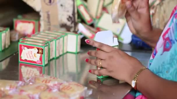 Бангалор Індія Квітень 2016 Закриття Жіночих Рук Упаковка Мила Коробках — стокове відео