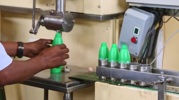 インド バンガロール2016年4月6日 工場の半自動充填機の労働者によって瓶に充填されているココナッツオイルの閉鎖 — ストック動画