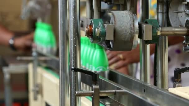 2016年4月6日インド バンガロール 生産プロセス中にコンベアマシン上でココナッツオイルボトルキャップを押し密封する — ストック動画