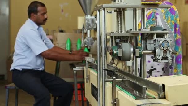 Bangalore Hindistan Nisan 2016 Bir Fabrikadaki Yarı Otomatik Dolum Makinesinde — Stok video