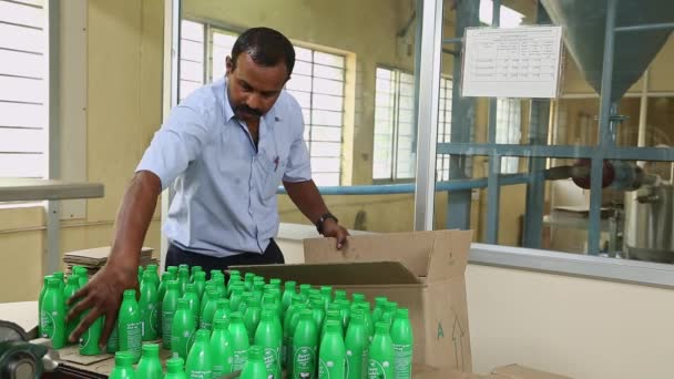 Bangalore Indie Kwiecień 2016 Indyjski Pracownik Organizujący Gotowe Butelki Oleju — Wideo stockowe