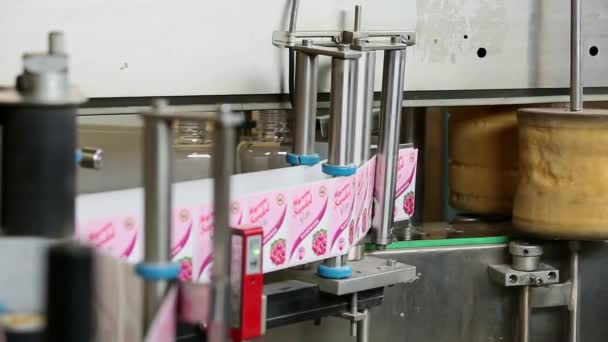 2016年4月6日インド バンガロール 石鹸洗剤製造工場内のラベル貼り機によるペットボトルの閉鎖 — ストック動画