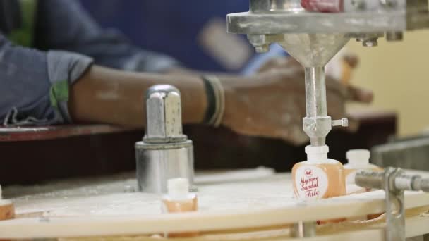 2016年4月6日 印度班加罗尔 在工厂生产过程中 滑石粉被装入瓶子的特写 — 图库视频影像