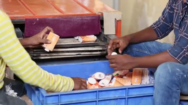 Bangalore Inde Avril 2016 Une Vue Travailleurs Stratifiant Les Bouteilles — Video