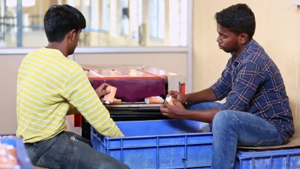 Bangalore Inde Avril 2016 Une Vue Travailleurs Stratifiant Les Bouteilles — Video