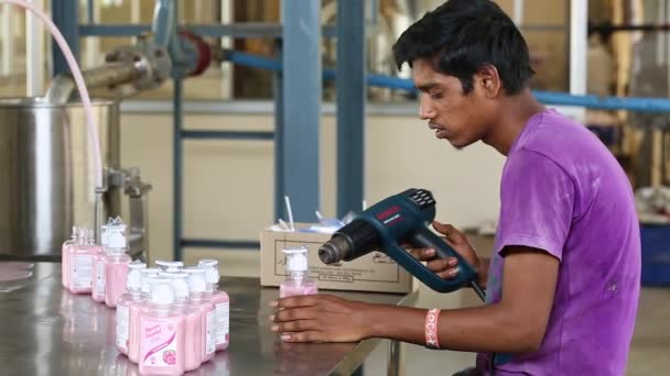 2016年4月6日インド バンガロール 石鹸工場内に熱風銃を設置した手洗浄液ボトルを積層する労働者の見解 — ストック動画