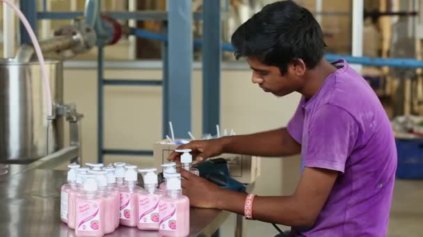 2016年4月6日インド バンガロール 石鹸工場内にポンプとラミネート液体石鹸ボトルを取り付ける労働者の見解 — ストック動画