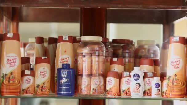 Bangalore Indien April 2016 Ein Blick Auf Mysore Sandeltalkumpuderflaschen Die — Stockvideo