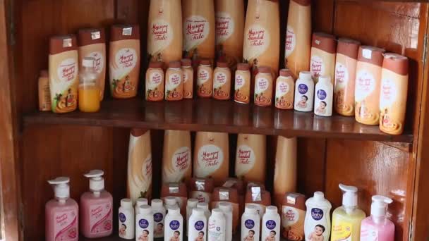 Bangalore Indien April 2016 Eine Ansicht Der Talkumpuderflaschen Der Mysore — Stockvideo