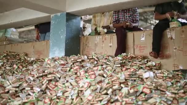 Bangalore India April 2016 Een Blik Arbeiders Die Handmatig Zeepverpakkingen — Stockvideo