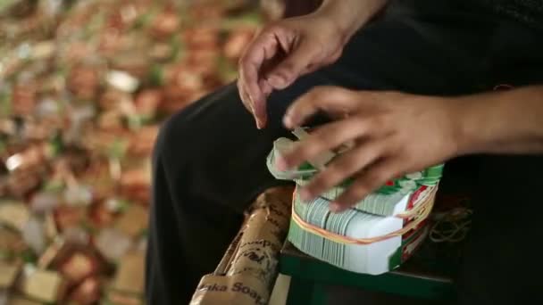 Bangalore India April 2016 Взгляд Рабочих Делающих Упаковки Мыла Вручную — стоковое видео