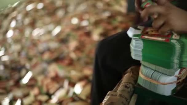 Bangalore Hindistan Nisan 2016 Sabun Ambalajı Kutularını Elle Yapan Işçilerin — Stok video