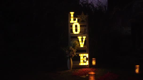 用彩灯装饰的美丽风景 上面有爱情的题词 — 图库视频影像