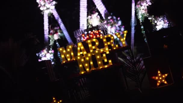 用彩灯装饰的婚之夜的美丽景色和题词结婚 — 图库视频影像