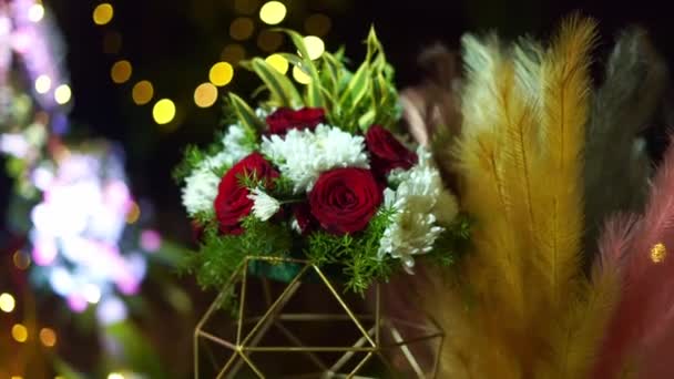 Een Prachtige Bloemdecoratie Voor Een Huwelijksevenement Tijdens Het Nacht Marriage — Stockvideo