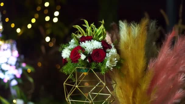 Красивое Цветочное Украшение Свадебного Мероприятия Течение Ночи — стоковое видео