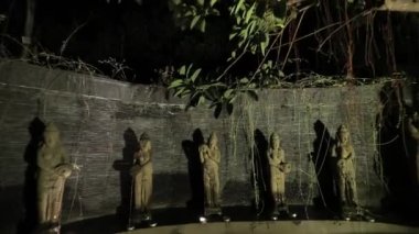 Kadın heykellerinin bahçeye çeşme döktüğü bir gece manzarası. Düğün dekorasyonu konsepti.