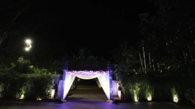 Giriş için güzel bir çiçek ve hafif gece dekorasyonu manzarası. Evlilik dekorasyonu konsepti.