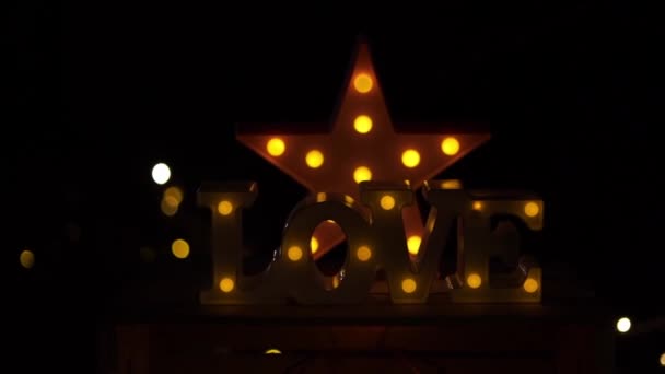 Krásný Výhled Noční Dekoraci Světel Nápisem Láska Koncept Výzdoby Manželství — Stock video