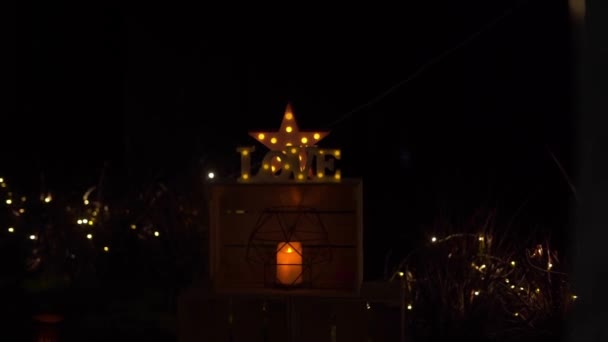 一幅美丽的夜景装饰用灯光与题词爱情 婚姻装饰概念 — 图库视频影像