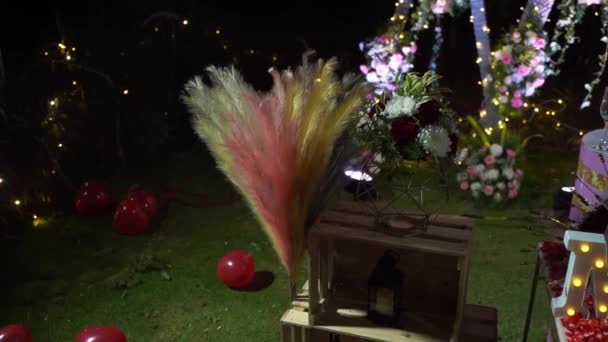 Красочный Вид Цветочных Перьевых Украшений Время Свадебной Ночи — стоковое видео