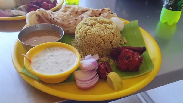 Κοντινό Πλάνο Του Ινδικού Ρυζιού Biriyani Τροφίμων Και Parotta Κεμπάπ — Αρχείο Βίντεο