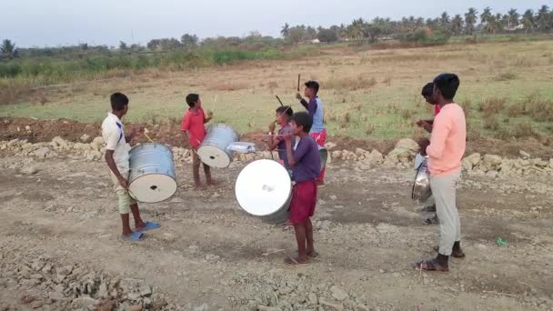 Виджаянагара Индия Февраля 2023 Года Видео Деревенские Дети Тренируются Барабанами — стоковое видео