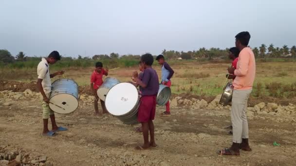 Vijayanagara Índia Fevereiro 2023 Vídeo Crianças Aldeia Praticando Com Tambores — Vídeo de Stock