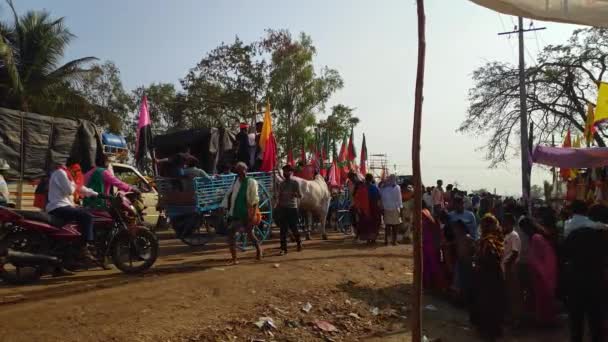 インド ヴィジャヤナガラ2023年2月7日 ヒンドゥ教の祭りの最中に道路上に旗が掲揚されたブルックカーのビデオ — ストック動画