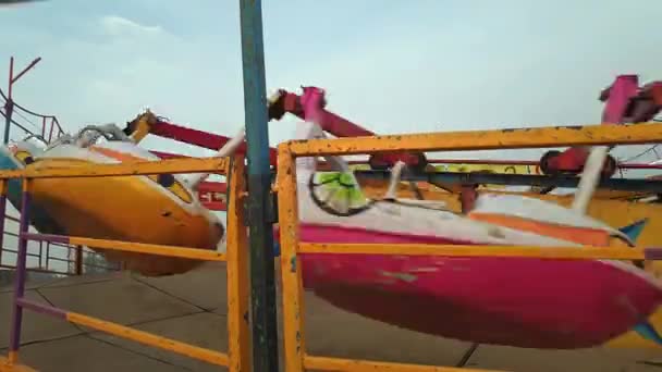 インドの祭りの間にカーニバルで回転する空のロータリーライダーの映画のビデオ — ストック動画