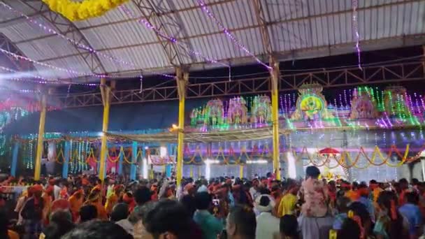 印度维贾亚纳加拉2023年2月6日 印度教节日期间 一群身穿服装的男人在寺庙里跳舞的全景 — 图库视频影像