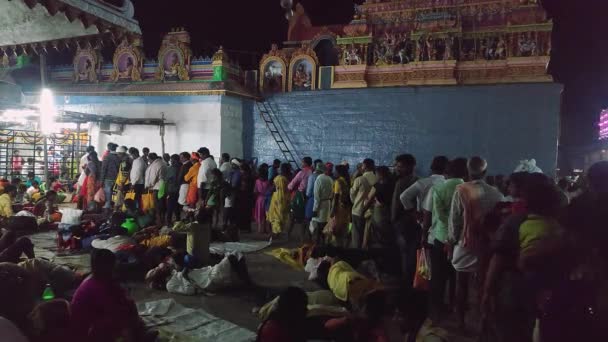 印度维贾亚纳加拉 2023年2月6日 教徒们在庙宇里排队等待着 以便在夜晚在一个宗教节日结束后看到上帝 — 图库视频影像
