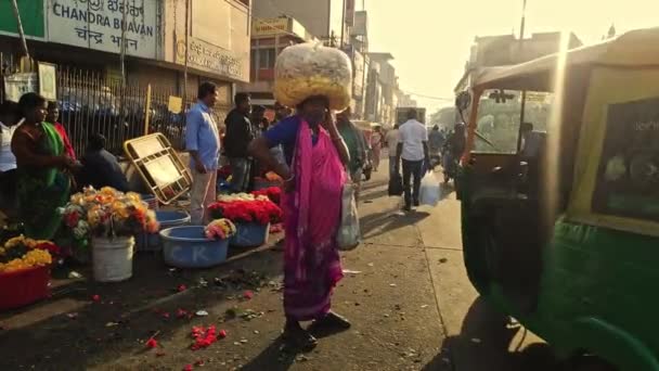 2023年2月12日 班加罗尔 看到一位头戴口罩 头戴花袋的印度老年妇女在市场上等公共汽车 — 图库视频影像