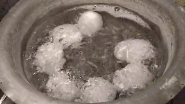 Großaufnahme Von Eiern Die Einem Alten Silbernen Gefäß Der Küche — Stockvideo