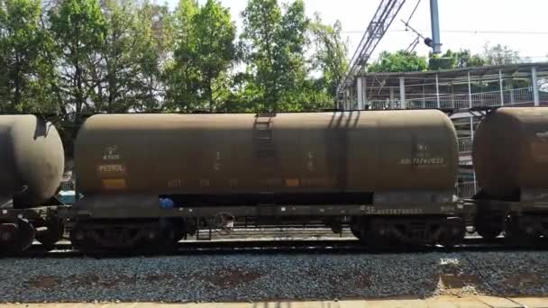 2023年2月27日インド ダバナジェ インド夏の原油輸送中のタンカーや貨物列車との列車の接近ビュー — ストック動画