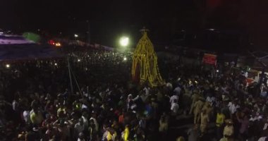 Chamaradagara, Hindistan-30 Ekim 2016: Gece çekilen bir at arabasının hava görüntüsü ve Hindu dini festivali sırasında bir kalabalık toplandı