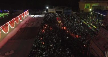 Hindu dini festivalini kutlamak için bir tapınakta toplanan kalabalığın gece görüntüsü.