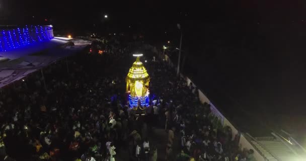 2016年10月30日インド チャマラジャナガラ 夜に引く戦車の空中風景と ヒンドゥ教の宗教祭の際に集まった大勢の人々 — ストック動画