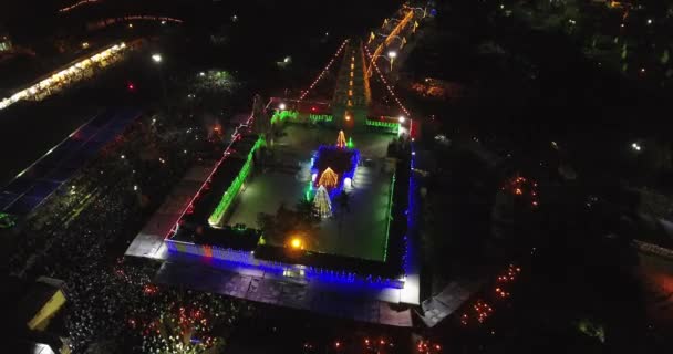 Uma Visão Aérea Noturna Templo Com Decorações Leves Uma Multidão — Vídeo de Stock