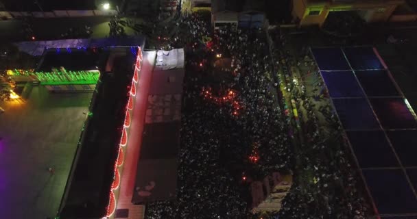 Vista Aérea Noturna Uma Multidão Pessoas Reunidas Templo Para Celebrar — Vídeo de Stock