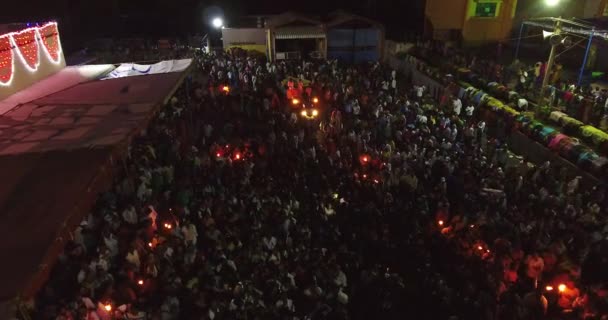2016年10月30日インド チャマラジャナガラ ヒンドゥ教の宗教祭を祝うために寺院に集まった人々の空中夜景 — ストック動画