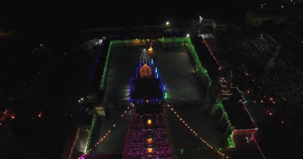 节日期间用彩灯装饰的五彩斑斓的庙宇或塔神龛的空中夜景 — 图库视频影像