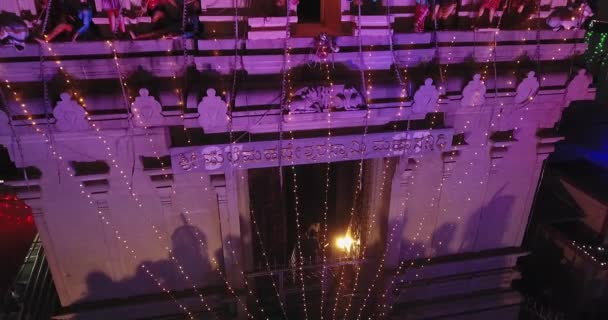 Вид Воздуха Башню Храма Гопурам Красивыми Скульптурами Красочными Огнями — стоковое видео