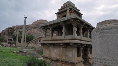 Hidembeswara 'nın ünlü tapınağı kalenin içindeki bir tepenin üstünde yer alıyor. Mitolojik taş tapınak ya da yıkılmış tapınak