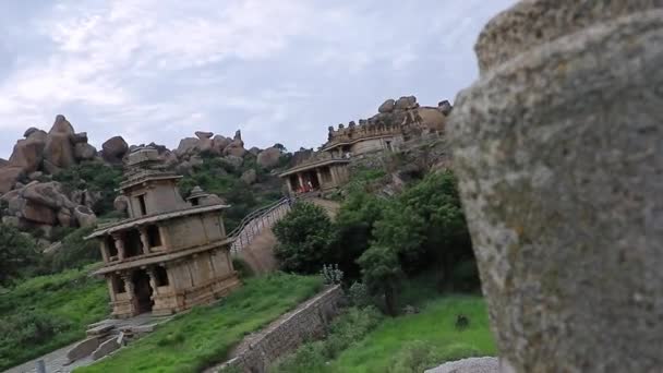砦の中にある丘の上にある有名な寺院 ひでべわら の広い眺め 神話上の石寺 — ストック動画