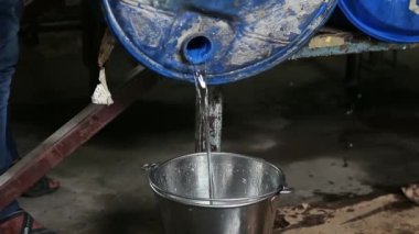 Fabrikada sabun ve deterjan üretimi sırasında dökülen ya da eklenen kimyasalların görüntüsü