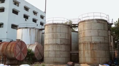Güneşli bir günde bir sabun üretim fabrikasındaki endüstriyel depolama tanklarının görüntüsü